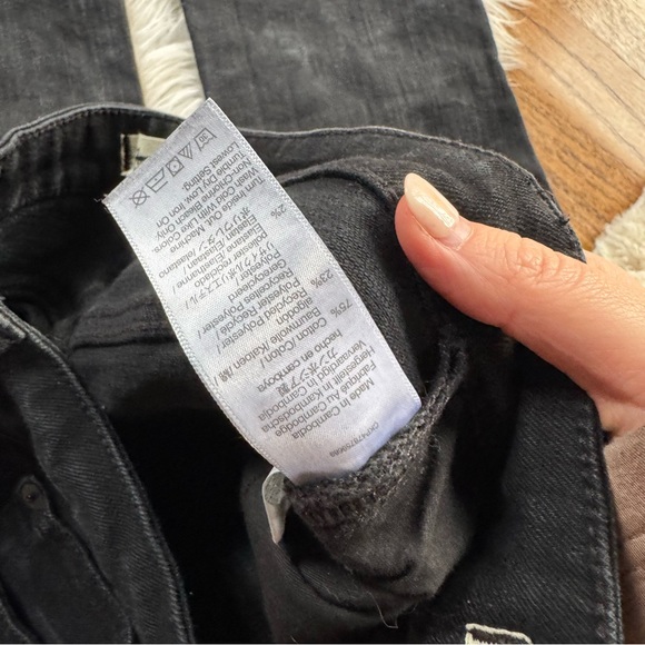 Madewell Curvy Kick Out Crop Jean in black Rinse Wash - Picture 9 of 14